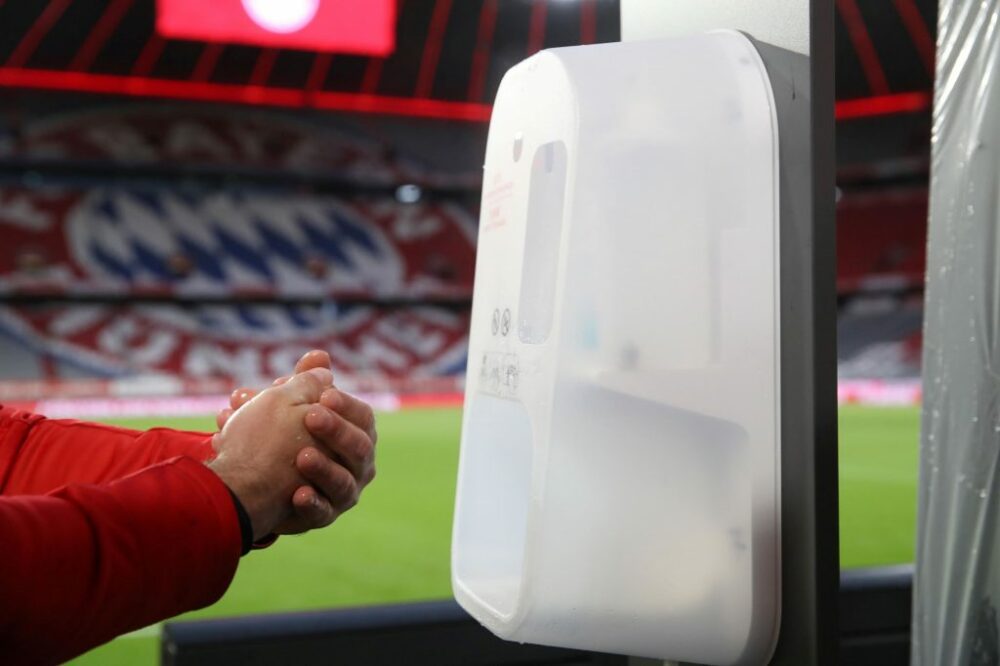 Berührungslose Händedesinfektion mit Steripower – Allianz Arena